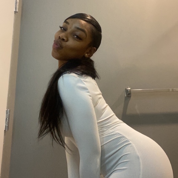 Meet your Posher, Desiree - Picture 1 of 1